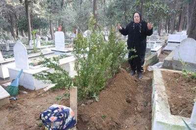 Depremden bu yana kayıp olan kız kardeşinin mezarını, kimsesizler mezarlığında buldu
