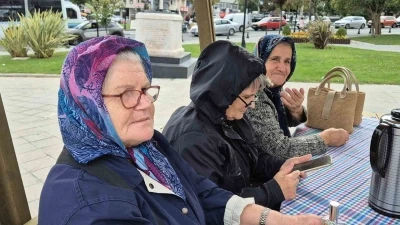 Depremden sonra dışarı çıkan vatandaşlar: &quot;Çok korktuk&quot;
