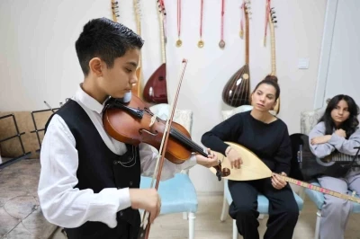 Depremden sonra m&uuml;ziğe sarılan anne &ccedil;ocuklarıyla &uuml;&ccedil; enstr&uuml;man &ccedil;alıyor
