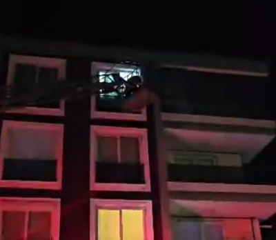 Depreme itfaiye merdiveninde yakalandılar
