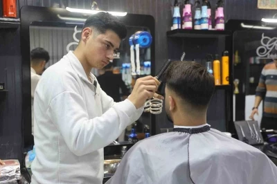 Depreme m&uuml;şterisinin sa&ccedil;ını yıkarken yakalanan kuaf&ouml;r&uuml;n ustalığını konuşturduğu anlar kamerada
