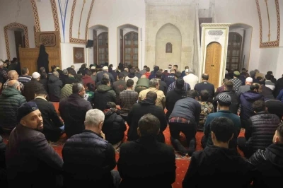 Depremin ardından Habibi Necar Camii&rsquo;nde ilk teravihi kılındı
