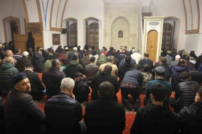 Depremin ardından Habibi Necar Camii&rsquo;nde ilk teravihi kılındı
