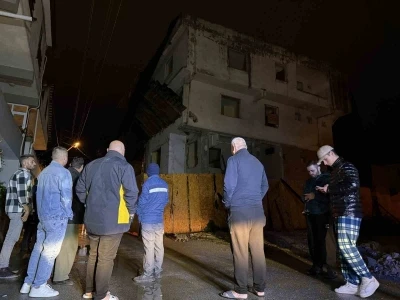 Depremin ardından hasarlı metruk bina korkuttu: Sokak trafiğe kapatıldı
