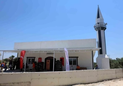 Depremin ardından inşa edilen 129&rsquo;uncu cami olan &rsquo;Ak&ccedil;aova Kenan G&uuml;ng&ouml;r Camii&rsquo; ibadete a&ccedil;ıldı
