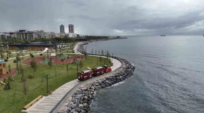 Depremin izlerinin silindiği İskenderun sahili &uuml;cretsiz nostaljik trenle şenlendi
