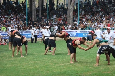 Depremin yaralarının sarıldığı Hatay’da aba güreşi heyecanı yaşandı
