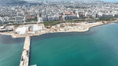Depremle birlikte  80 santimetre kaymanın yaşandığı İskenderun sahili yeniden hayat buluyor
