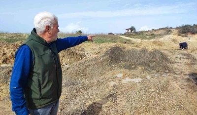 Depremzede aile evine giden tek yol kazılınca mağdur oldu
