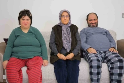 Depremzede anne iki down sendromlu &ccedil;ocuğuyla yeni evine kavuştu
