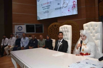 Depremzede çift &quot;kötü gün dostu&quot; personelin nikah şahidi oldu
