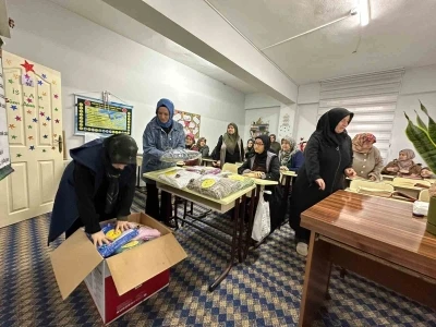 Depremzede &ccedil;ocuklara atkı ve bere &ouml;rd&uuml;ler
