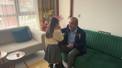 Depremzede Eroğlu ailesi yeni evlerinde ilk bayram sevincini yaşadı

