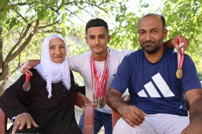 Depremzede genç, bilek güreşinde Türkiye şampiyonu oldu
