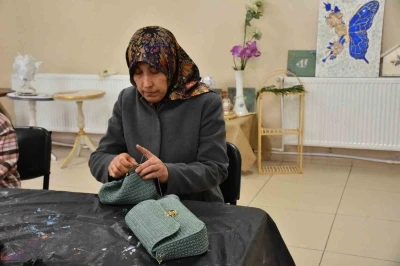 Depremzede kadın yaşadıklarını el sanatıyla unutmaya &ccedil;alışıyor
