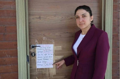 Depremzede öğrencilerin eğitim gördüğü kütüphaneye dadanan klima hırsızlarına not asıp &quot;Lütfen Çalma&quot; diyerek seslendiler
