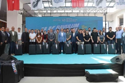 Depremzede öğrencilerin üniversite yolundaki ilk biletlerini ve bavullarını Hatay Büyükşehir Belediyesi hediye etti
