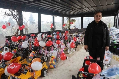 Depremzede &ouml;ks&uuml;z ve yetim &ccedil;ocukların y&uuml;z&uuml; hediyelerle g&uuml;ld&uuml;
