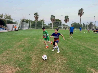 Depremzede Osman, futbol sayesinde yeniden hayata tutundu
