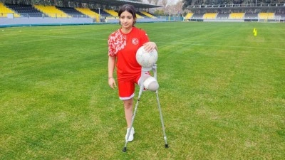 Depremzede Tuğba protez bacağıyla yeşil sahalara &ccedil;ıktı