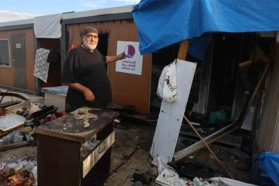 Depremzede yaşlı &ccedil;iftin yaşadığı konteyner yanarak k&uuml;le d&ouml;nd&uuml;
