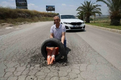 Depremzedelerden belediyeye yol tepkisi: &Ccedil;ukurlara lastik ve duba koydular
