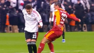 Derbinin &ouml;n&uuml;ne ge&ccedil;en pozisyonlar! Eski hakemler isyan etti: Osimhen'i neden atmıyorsun