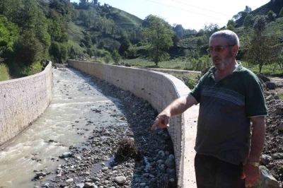 Dere ıslahı nedeniyle çayı bahçede kaldı
