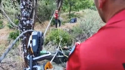 Dere kenarında mahsur kalan kardeşlerin yardımına jandarma yetişti
