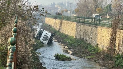 Dere yatağına devrilen beton mikserinin s&uuml;r&uuml;c&uuml;s&uuml; yaralandı
