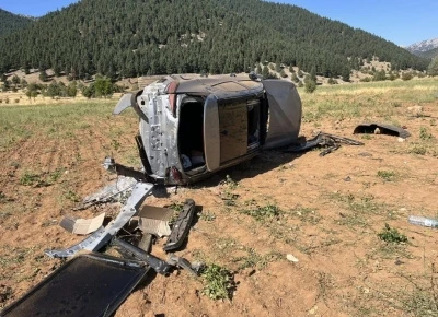 Derebucak’ta otomobil tarlaya devrildi: 2 yaralı
