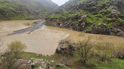 Derecik-Şemdinli kara yolu sel suları nedeniyle kapandı
