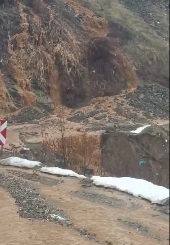 Derecik-Şemdinli kara yolunda heyelan
