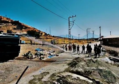 Derecik’te askeri TOMA vatandaşlara su desteği verdi
