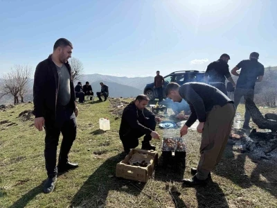 Derecik&rsquo;te sıcak havayı g&ouml;ren vatandaşlar piknik alanlarına akın etti
