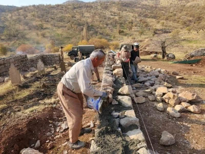 Derecik&rsquo;te vefa &ouml;rneği: Şehit mezarlıkları yeniden yapıldı

