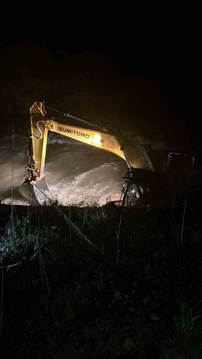 Derede balık avlayan amca ve yeğeni sel sularına kapıldı
