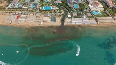 Dereden gelen sular denizi kahverengiye b&uuml;r&uuml;d&uuml;, turistler sahili boşalttı
