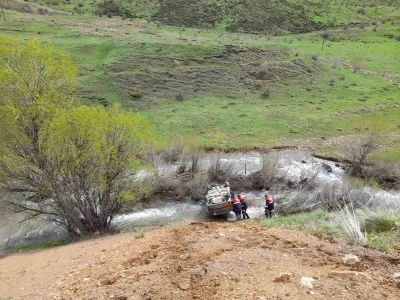 Dereye u&ccedil;an ara&ccedil;taki 5 kişi yaralandı
