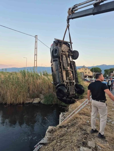 Dereye u&ccedil;an arazi taşıtındaki 2 gen&ccedil; hayatını kaybetti, 1 yaralı
