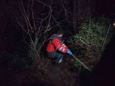 Dereye u&ccedil;an operat&ouml;r&uuml; kurtaran 4 itfaiye personeli, oksijen zehirlenmesi yaşadı

