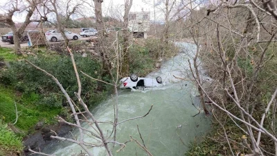 Dereye u&ccedil;an otomobil suyla doldu, boğulma tehlikesi ge&ccedil;iren s&uuml;r&uuml;c&uuml;y&uuml; vatandaşlar kurtardı
