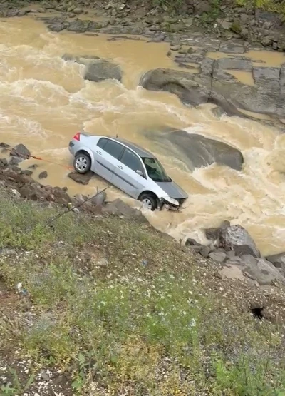 Dereye u&ccedil;an otomobilin s&uuml;r&uuml;c&uuml;s&uuml; kazayı ucuz atlattı
