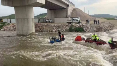 Dereyi trakt&ouml;rle ge&ccedil;mek isterken faciadan d&ouml;n&uuml;ld&uuml;: 10 iş&ccedil;i vin&ccedil;le kurtarıldı
