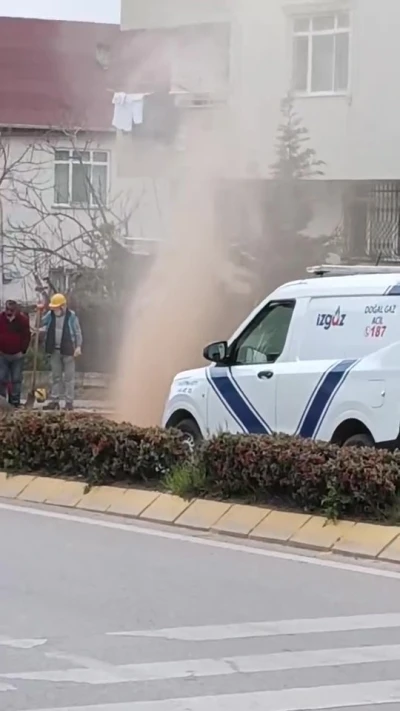 Derince&rsquo;de delinen doğalgaz borusu mahalleliyi korkuttu
