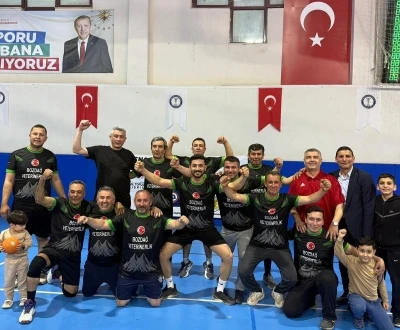 Derinkuyu hem g&ouml;n&uuml;lleri hem kupayı kazandı
