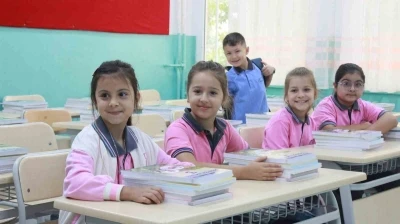 Ders zili çaldı öğrenciler okula koştu
