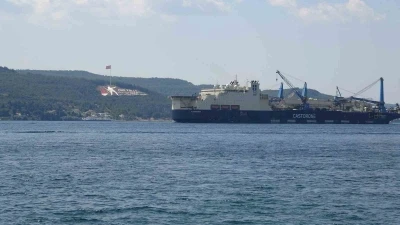 Dev boru d&ouml;şeme gemisi &rsquo;Castorone&rsquo; &Ccedil;anakkale Boğazı&rsquo;ndan ge&ccedil;ti
