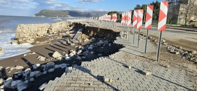 Dev dalgalar Cide-Bartın yoluna zarar verdi
