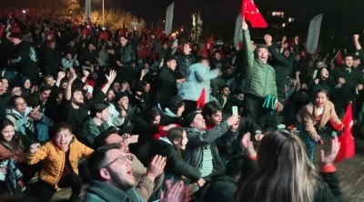 Dev ekrandaki bitiş d&uuml;d&uuml;ğ&uuml;yle Antalya&rsquo;da bayram havası esti
